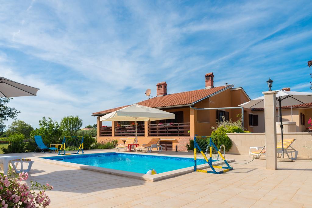 Hacienda Rosemary Villa Muntić Екстериор снимка