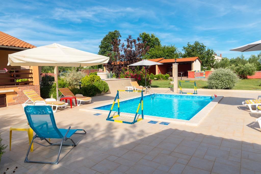 Hacienda Rosemary Villa Muntić Екстериор снимка