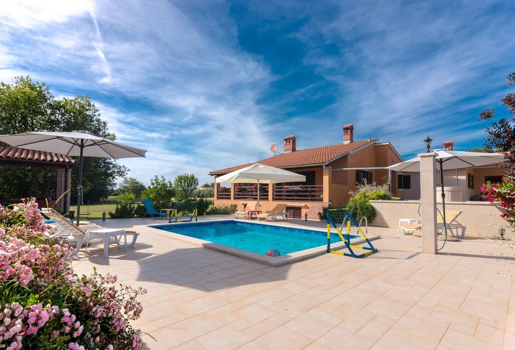 Hacienda Rosemary Villa Muntić Екстериор снимка
