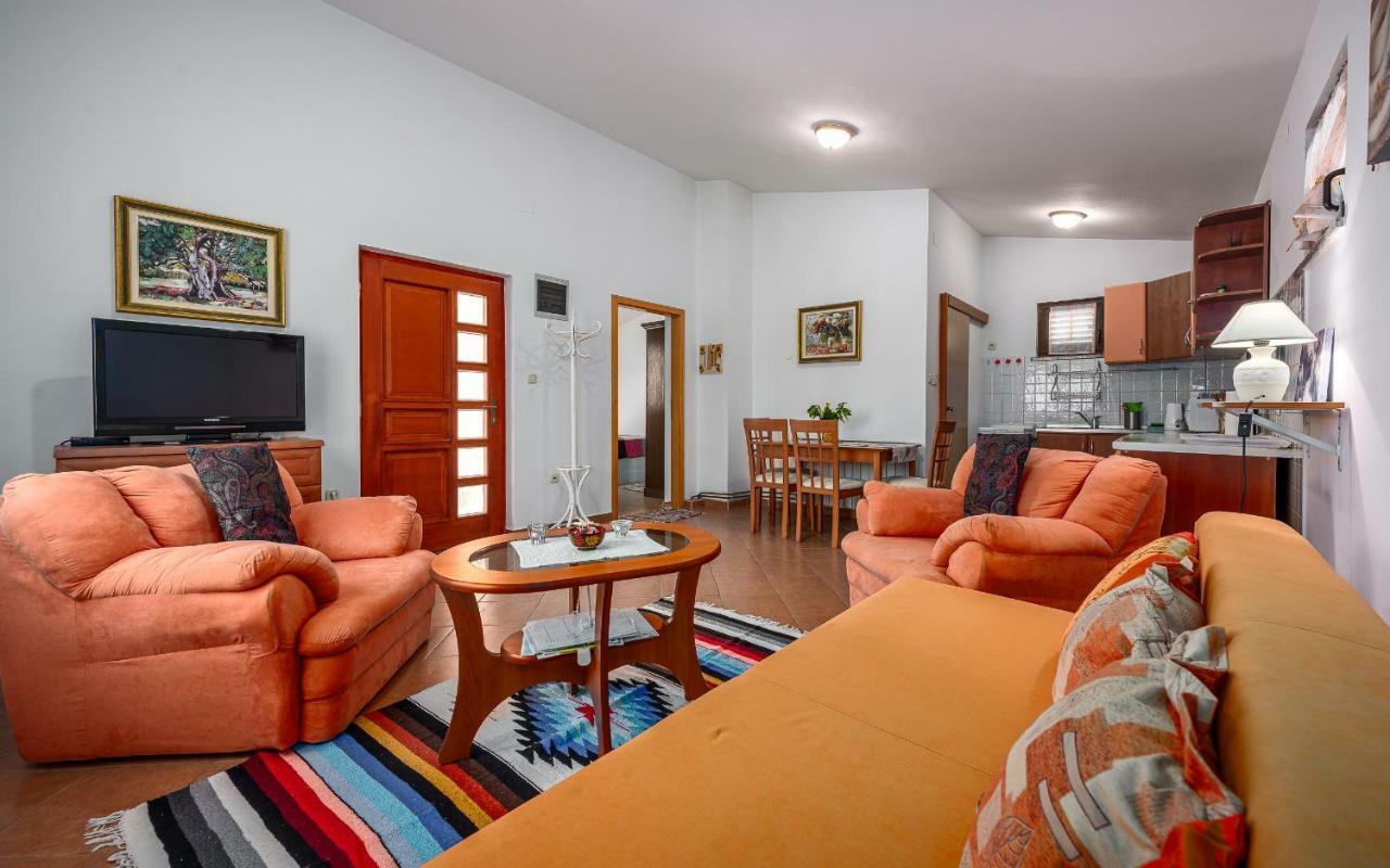 Hacienda Rosemary Villa Muntić Екстериор снимка