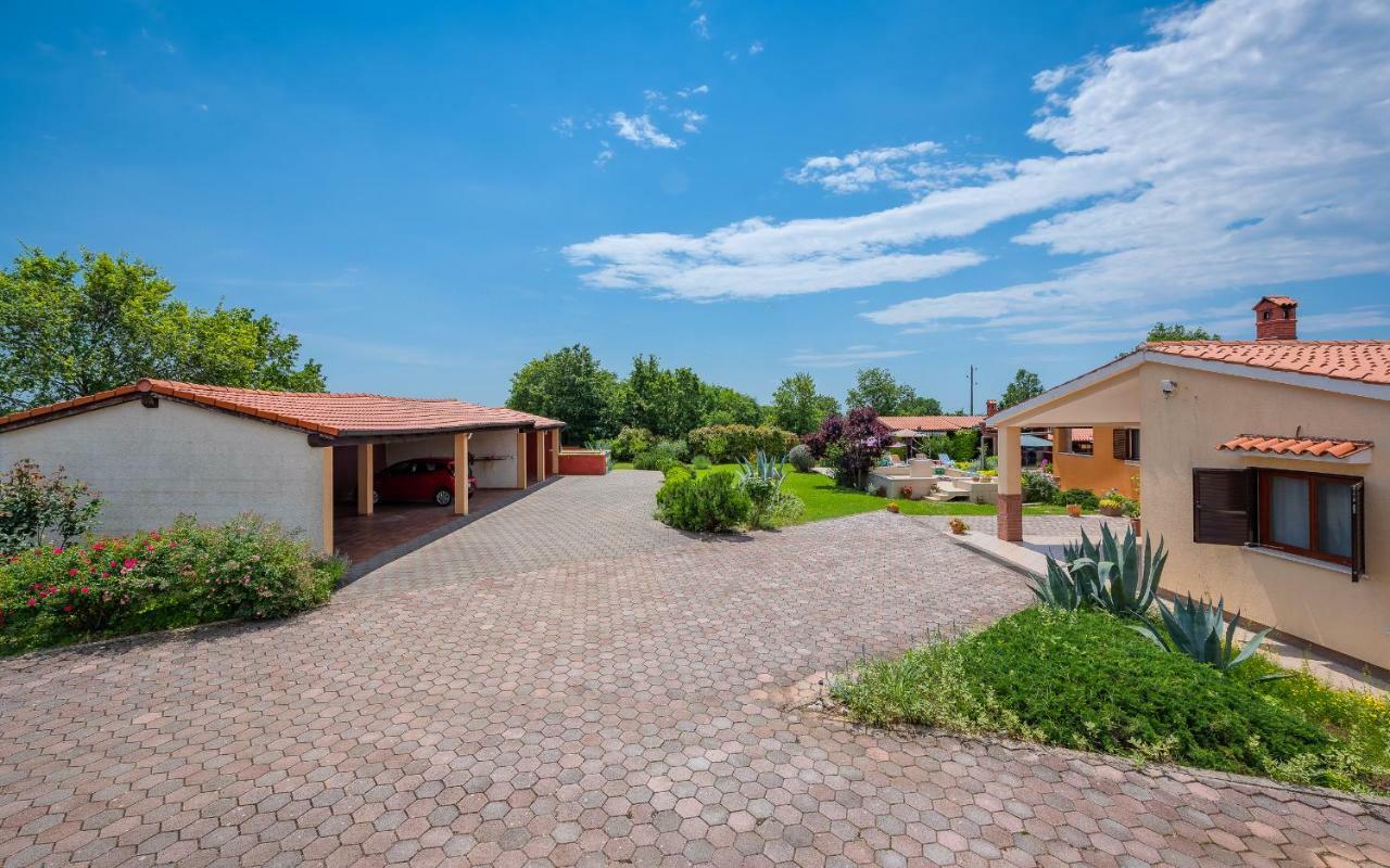 Hacienda Rosemary Villa Muntić Екстериор снимка