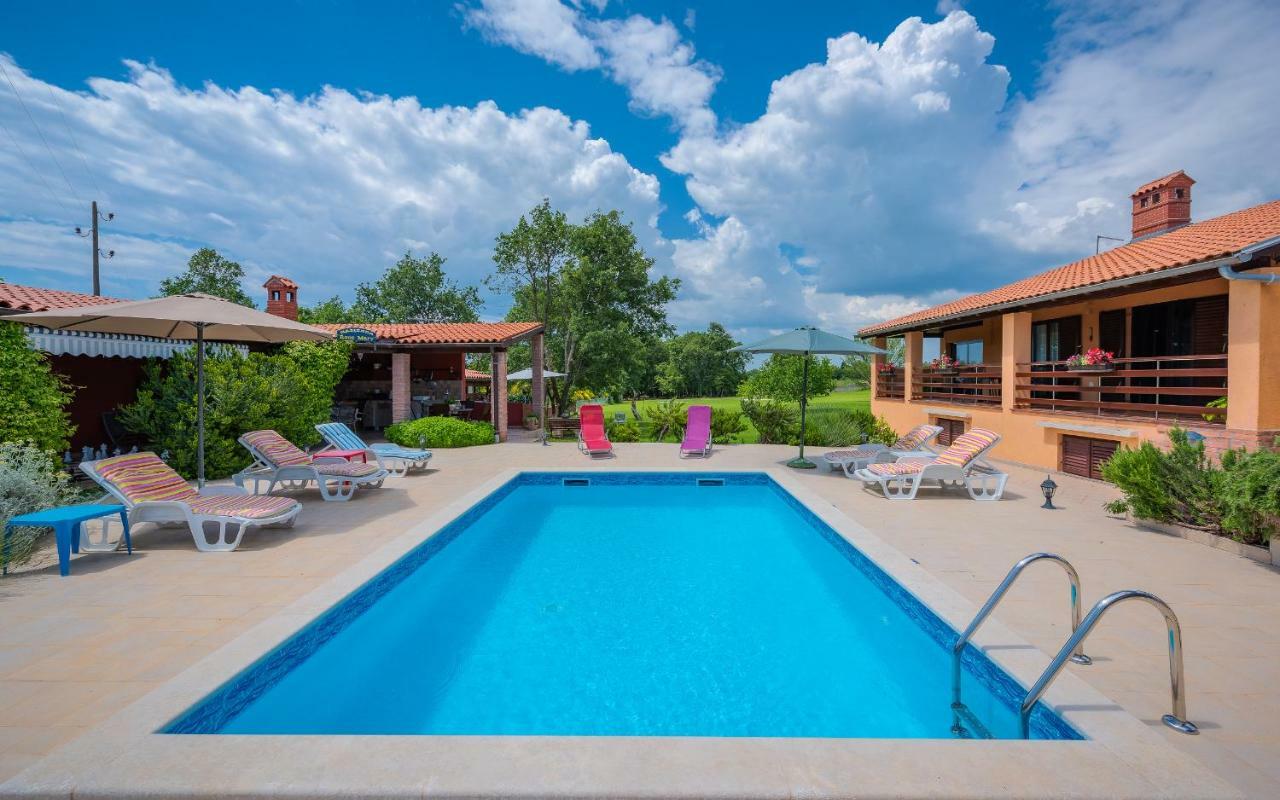 Hacienda Rosemary Villa Muntić Екстериор снимка
